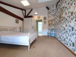 4 quartos, escrivaninha, ferros/tábuas de passar roupa, Wi-Fi