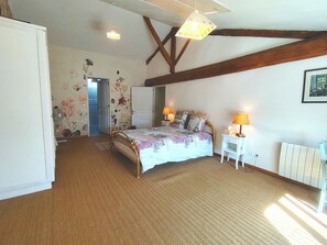 4 bedrooms, desk, iron/ironing board, WiFi