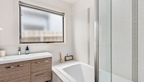 Bañera, secador de pelo y toallas