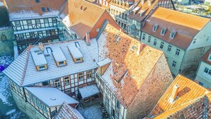 Vue aérienne d’une ville historique européenne, avec ses bâtiments traditionnels à colombages et ses toits à forte pente.