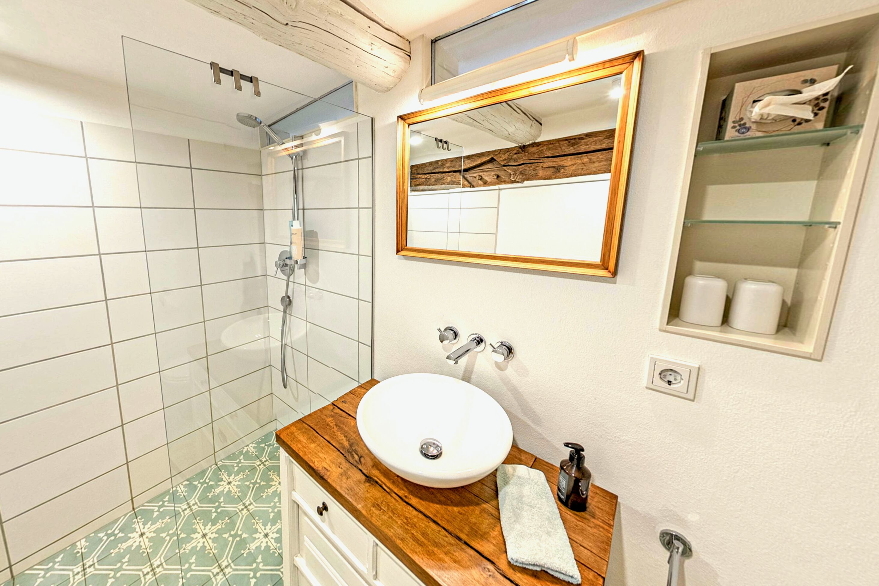 Dusche, Haartrockner, Handtücher, Seife
