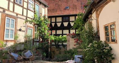 ⭐️ heavenly courtyard - jewel from 1477 with parking, 55m², fireplace/outdoor seating area/eco