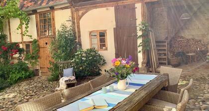 ⭐️ himmlischer Hof - relaxation in a listed building from 1477, 2 pax, 55m², fireplace/terrace/P