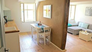 Smart-TV, Kamin, Bücher