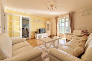 Apartamento presidencial | Área de estar | TV de tela plana 30 polegadas com canais digitais, TV, DVD player