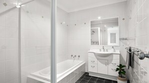 Baignoire, séchoir à cheveux, serviettes fournies