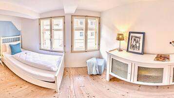 2 Schlafzimmer, Schreibtisch, Reisekinderbett, kostenloses WLAN