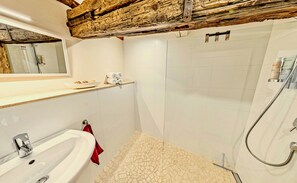 Shower, hair dryer, towels, soap - ⭐️ heavenly courtyard - jewel from 1477 with parking, 70m², outdoor seating area (Quedlinburg)