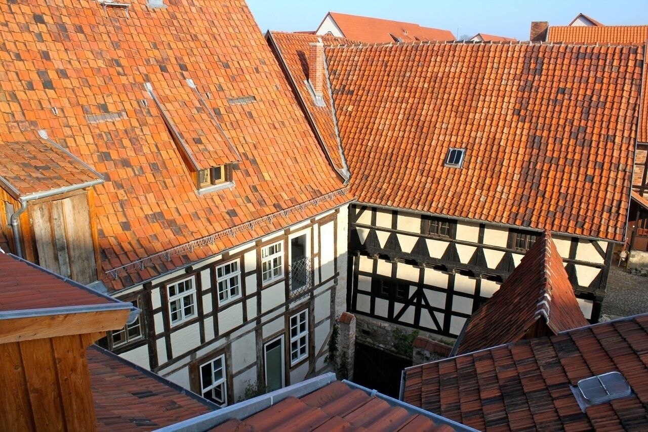 Il s’agit d’un bâtiment européen de style traditionnel, doté d’un toit à forte pente et de poutres en bois apparentes.