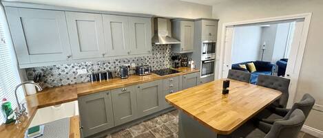 Klassiek appartement, privébadkamer | Gemeenschappelijke keuken