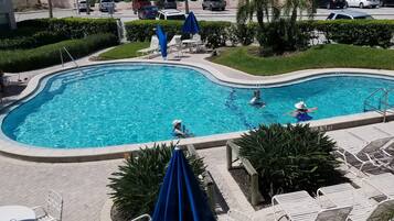 Alberca al aire libre y alberca climatizada