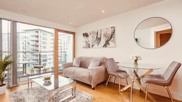 Superior Apartment, Private Bathroom, Canal View | Lounge