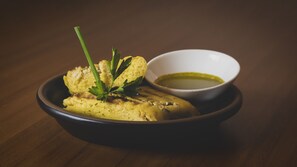 Un plato de comida con salsa aparte.