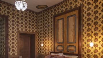 Ropa de cama hipoalergénica y caja de seguridad en la habitación