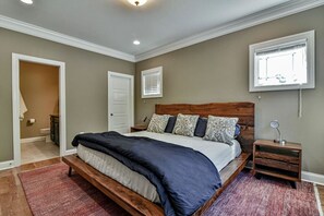 Desk, iron/ironing board, WiFi, bed sheets - Mountain Modern Home-Long Views Near Lake Tomahawk (Black Mountain)