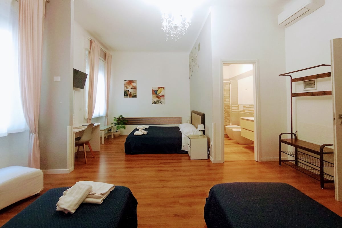 Quarto quádruplo | Frigobar, individualmente mobiliados, escrivaninha