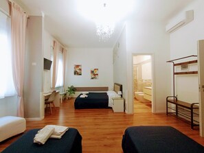 Quadruple Room | Minibar, individually furnished, desk, laptop workspace - El Dorado Prati (Rome)