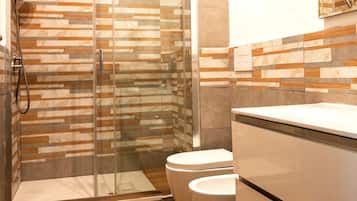 Dusche, kostenlose Toilettenartikel, Haartrockner, Bademäntel