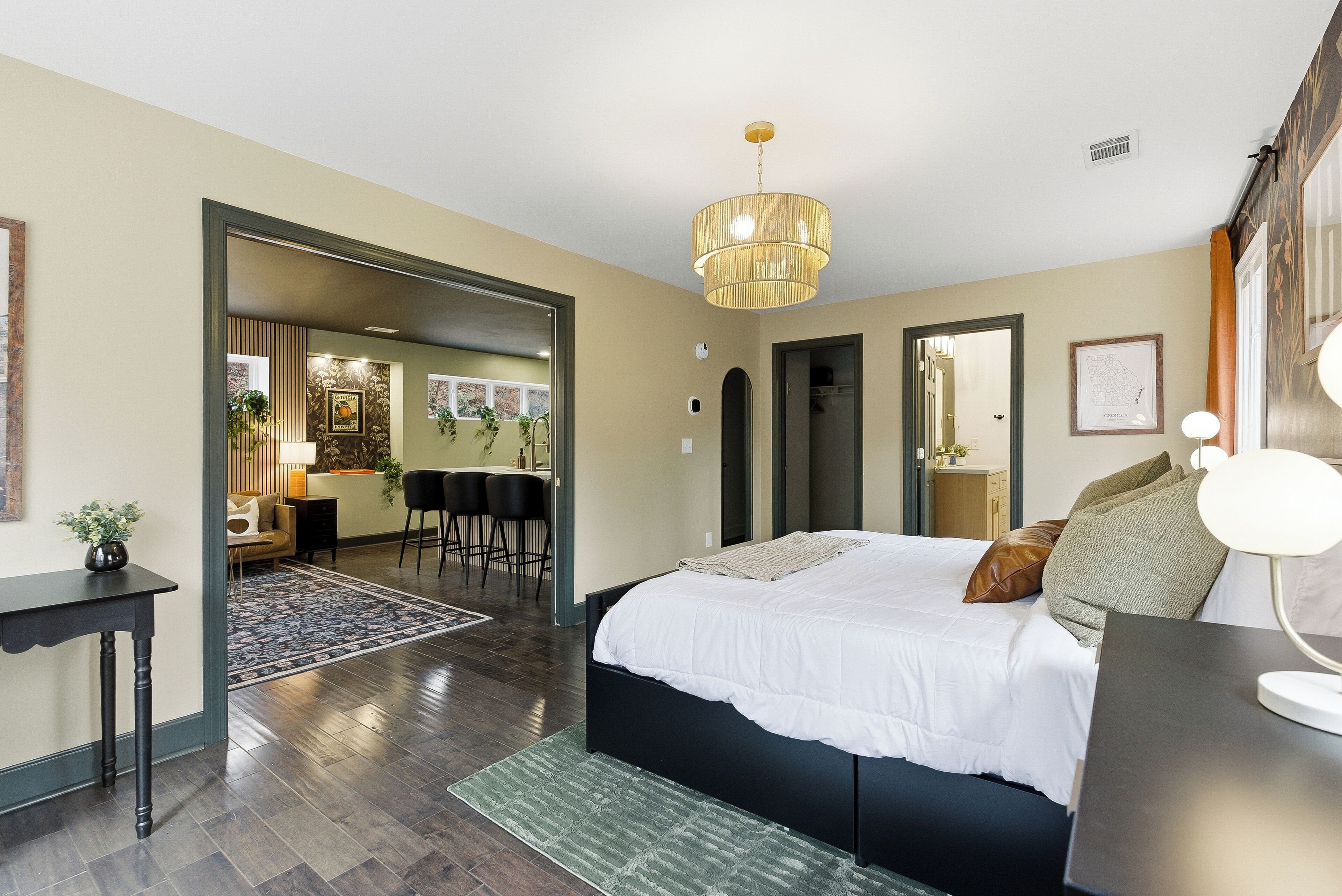 1 slaapkamer, een kluis op de kamer, een bureau