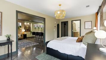 1 slaapkamer, een kluis op de kamer, een bureau