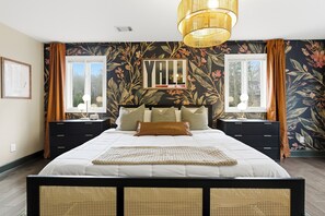 1 slaapkamer, een kluis op de kamer, een bureau