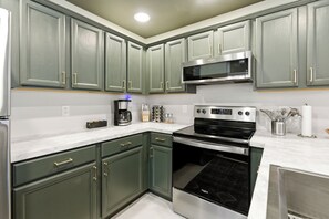 Een koelkast, een microgolfoven, een oven, een kookplaat