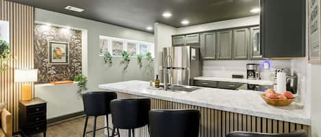 Frigorifero, microonde, forno, piano cottura