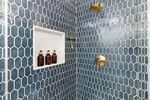 Douche, séchoir à cheveux, serviettes fournies, savon