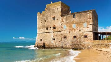 Una spiaggia nelle vicinanze, lettini da mare