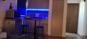 Kylskåp, mikrovågsugn, ugn och kaffe- och tebryggare