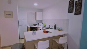 Fridge, microwave, oven, stovetop - STAY Eden Beach Studio (Limassol)