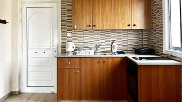 Fridge, oven, stovetop, coffee/tea maker