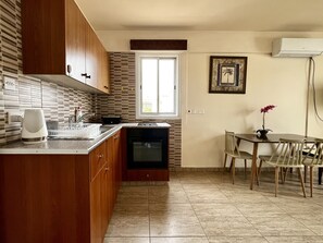 Fridge, oven, coffee/tea maker, electric kettle