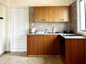 Refrigerador, horno, cafetera y tetera y tetera eléctrica
