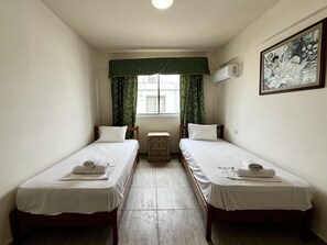 1 habitación, tabla de planchar con plancha, wifi gratis y ropa de cama