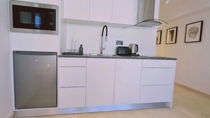 Kühlschrank, Mikrowelle, Ofen, Wasserkocher