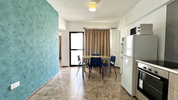 Fridge, microwave, oven, coffee/tea maker