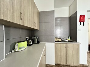 Fridge, microwave, oven, coffee/tea maker
