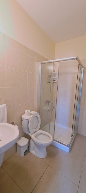 Dusj, hårføner og håndklær