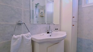 Dusche, kostenlose Toilettenartikel, Haartrockner, Handtücher