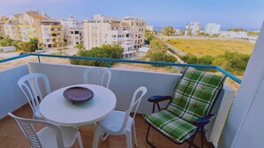 Outdoor dining - STAY Camelia Apartment (Larnaca)