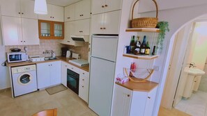 Fridge, microwave, oven, coffee/tea maker - STAY Camelia Apartment (Larnaca)