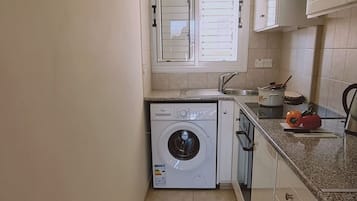 Geladeira, micro-ondas, fogão, chaleira elétrica