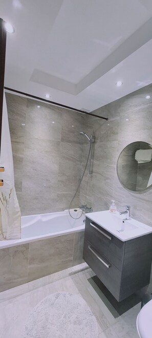 Bañera, secador de pelo, toallas