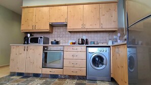 Kühlschrank, Mikrowelle, Ofen, Wasserkocher mit Kaffee-/Teezubehör
