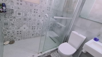 Suihku, hiustenkuivaaja, pyyhkeet