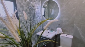 Dusche, kostenlose Toilettenartikel, Haartrockner, Handtücher
