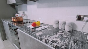 Kylskåp, mikrovågsugn, ugn och vattenkokare