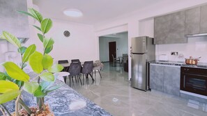 Fridge, microwave, oven, electric kettle - STAY Centro Apartment (Larnaca)
