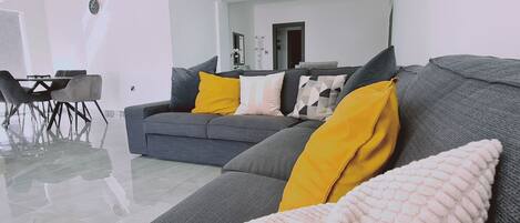 Una televisión, servicios de streaming